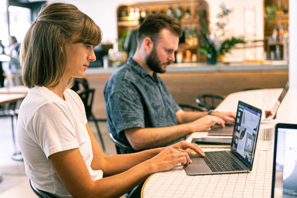  freelancers working in a cafe together